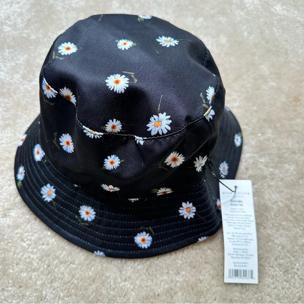 NWT Alice + Olivia Reversible Bucket Hat in Black Daisy Print / White